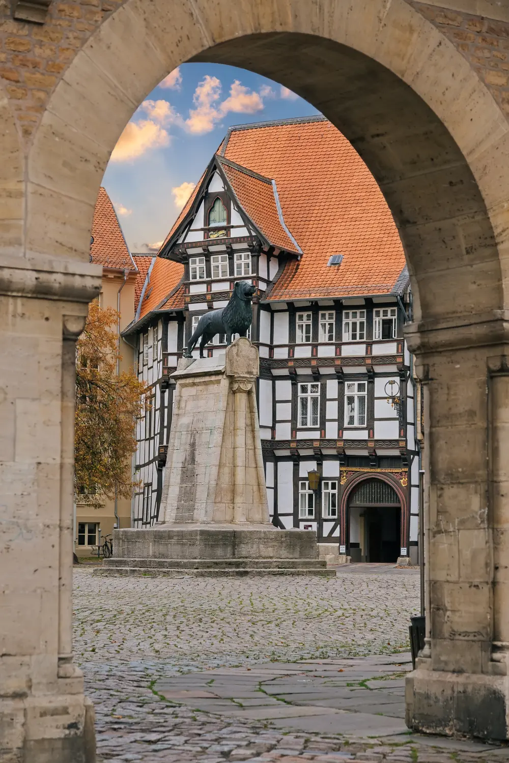 Löwenstatue und altes Fachwerkhaus im Braunschweiger Innenhof